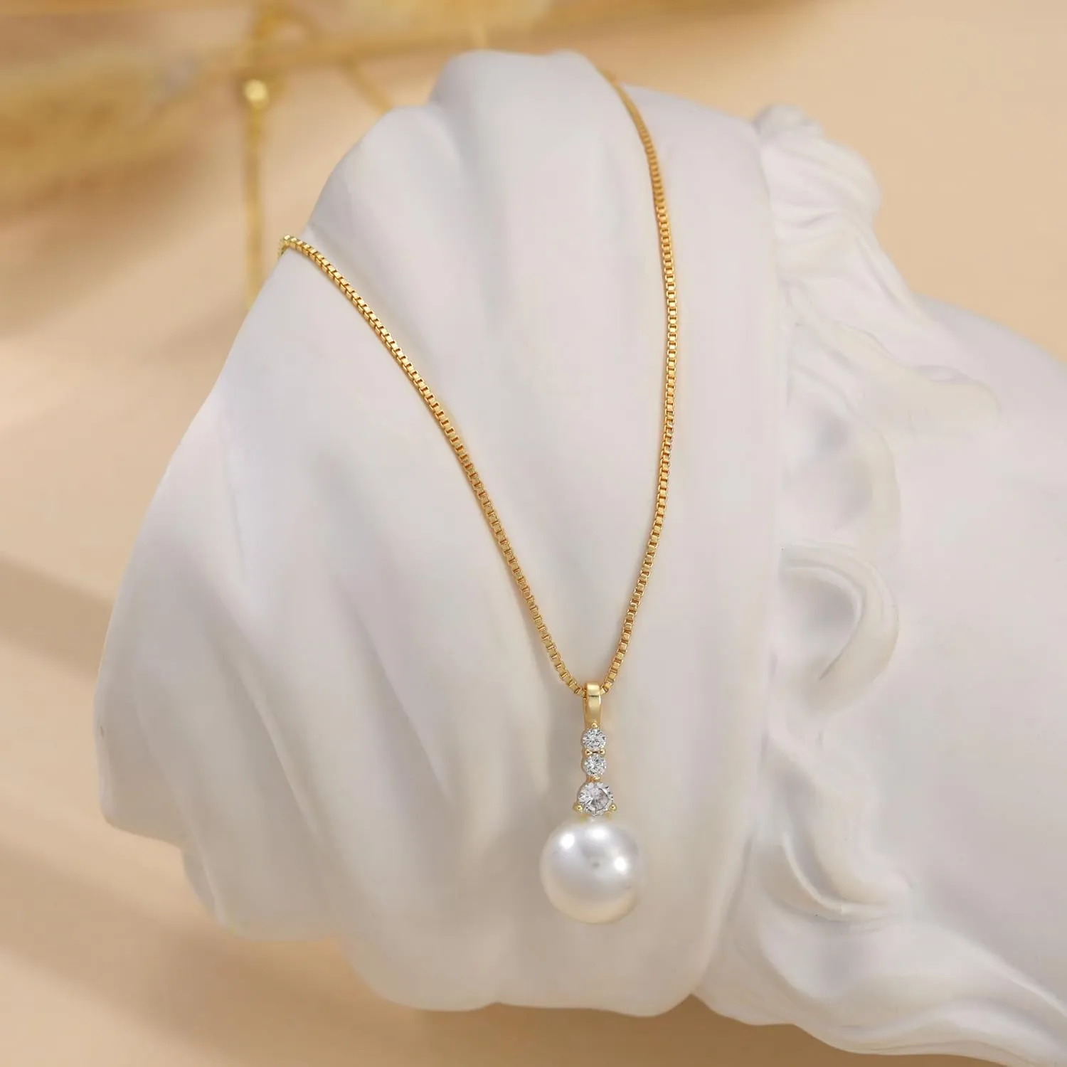Gold Pendant Necklace for Women, Dainty Diamond Necklaces for Women Simple 14K Gold Plated Paperclip Choker Necklaces Cute Minimalist Open Oval Necklaces Gold Jewelry for Women Gifts