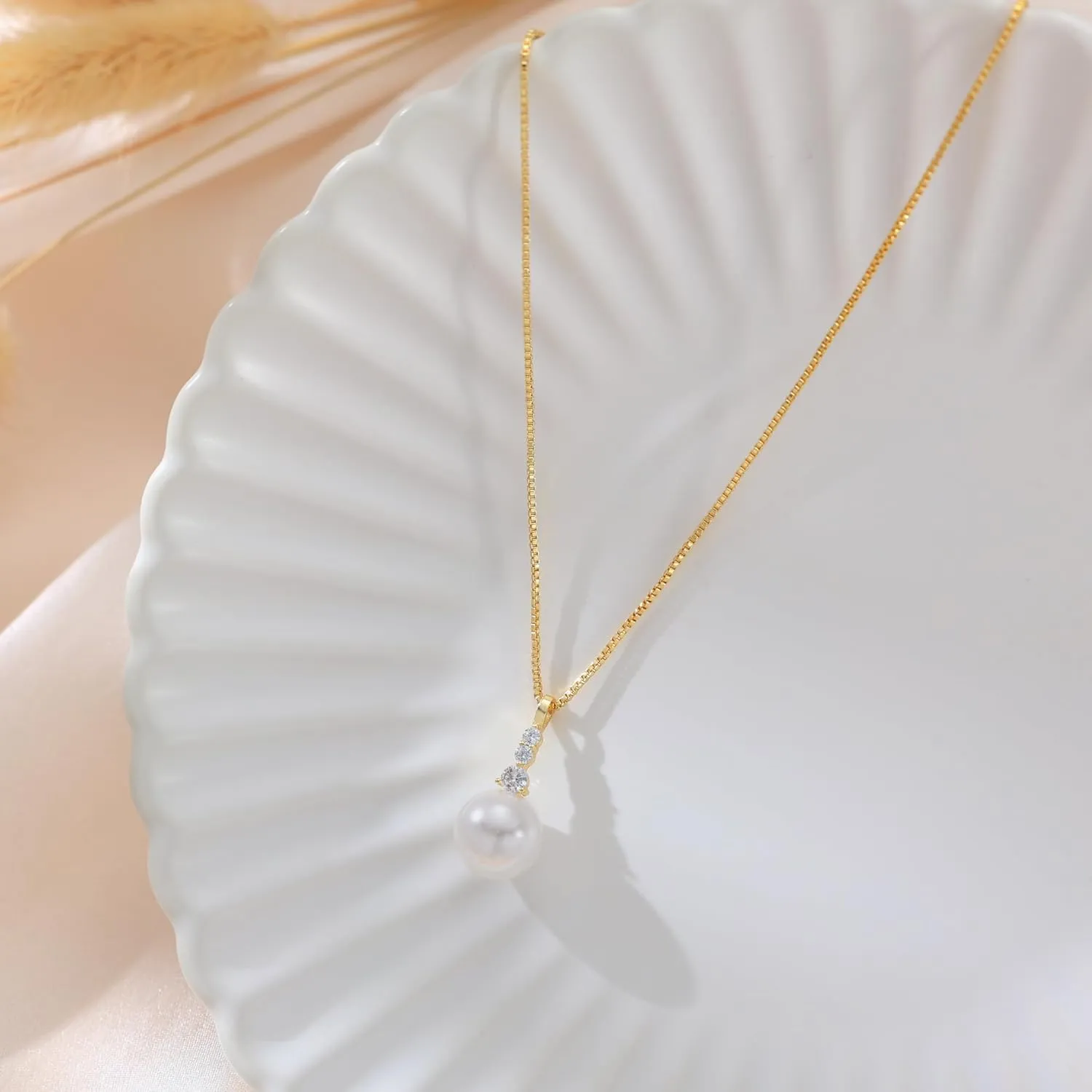 Gold Pendant Necklace for Women, Dainty Diamond Necklaces for Women Simple 14K Gold Plated Paperclip Choker Necklaces Cute Minimalist Open Oval Necklaces Gold Jewelry for Women Gifts