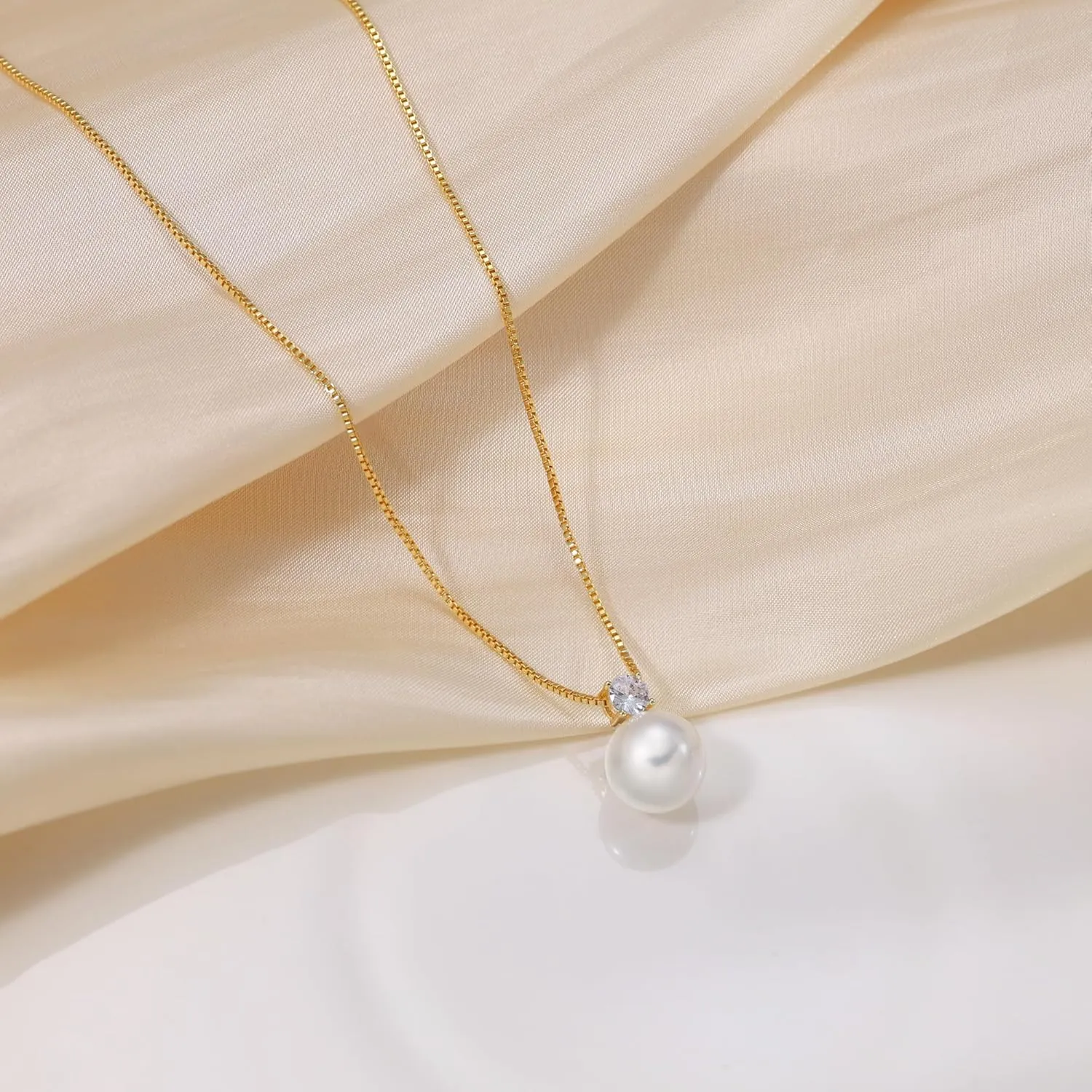 Gold Pendant Necklace for Women, Dainty Diamond Necklaces for Women Simple 14K Gold Plated Paperclip Choker Necklaces Cute Minimalist Open Oval Necklaces Gold Jewelry for Women Gifts